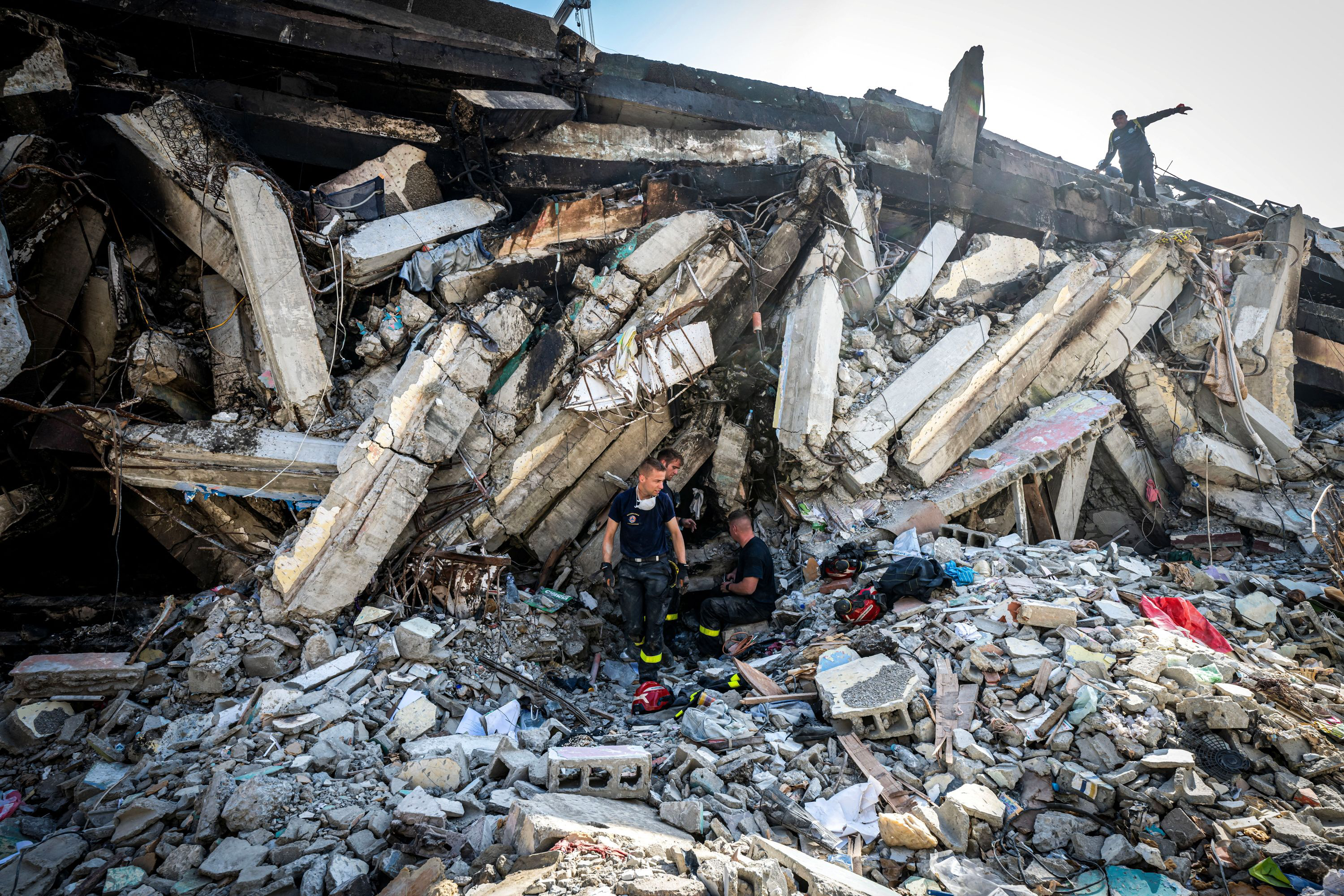 Devastating Venezuela Earthquakes: Death Toll Over 1,700 with Rescue Efforts Ongoing