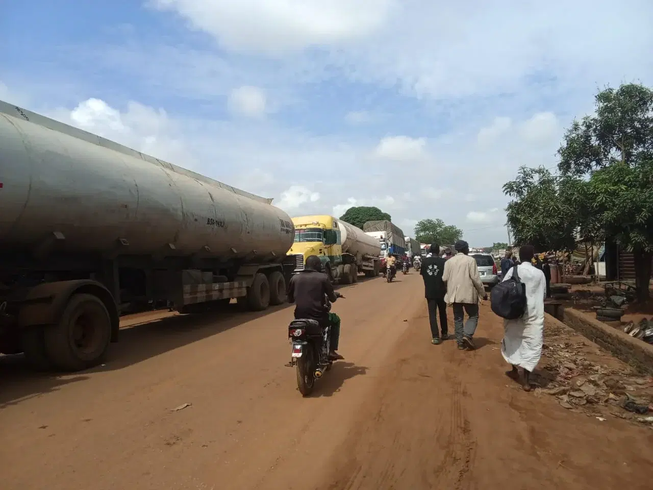 Niger Residents Block Mokwa-Bida Highway Over Bandit Attacks, Travellers Stranded