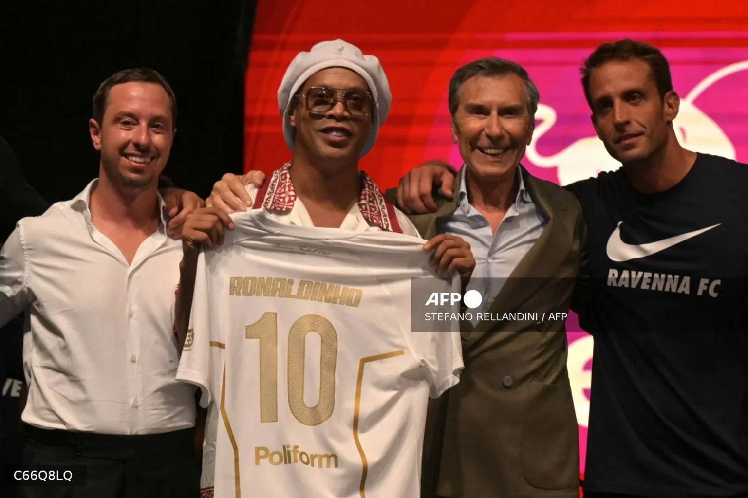 Ronaldinho Returns in Search of 300th Career Goal